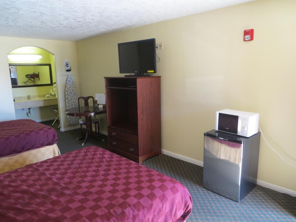 Americas Best Value Inn & Suites Hempstead Exterior photo
